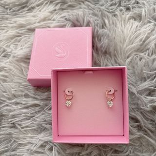 スワロフスキー(SWAROVSKI)の【完全新品！】ドロップピアス★ラウンドカット★ローズゴールド★匿名配送(ピアス)