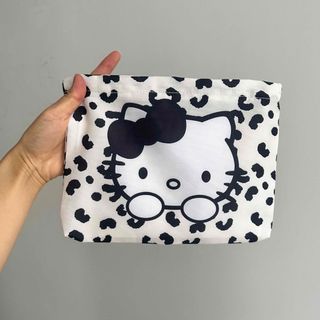 1点　新品未開封　Hello Kittyハローキティ　化粧ポーチ　小物入れ(ポーチ)